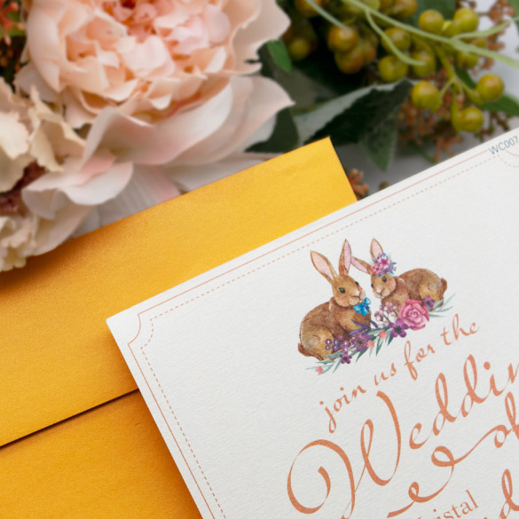 西式婚禮專用的彩色結婚喜帖連禮封，由單咭及信封組成，請帖面印有手繪寵物卡通、英文及燙工等後加工。